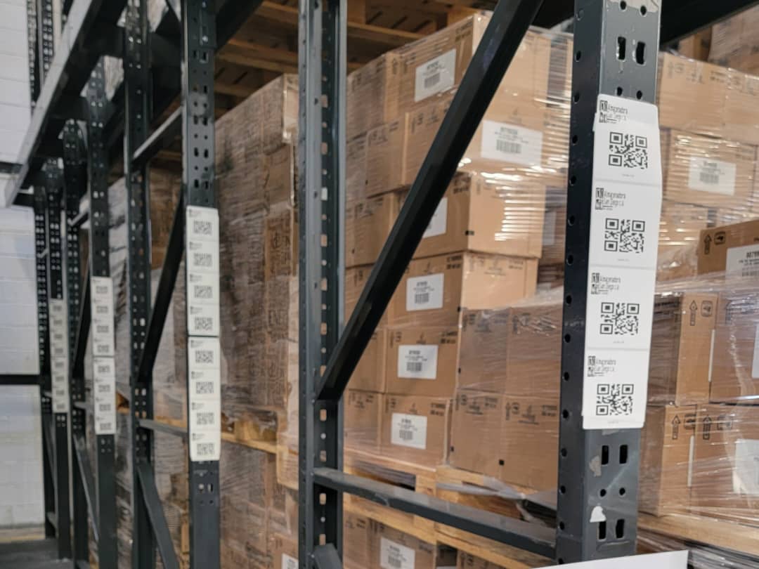 Centro de distribución con racks selectivos